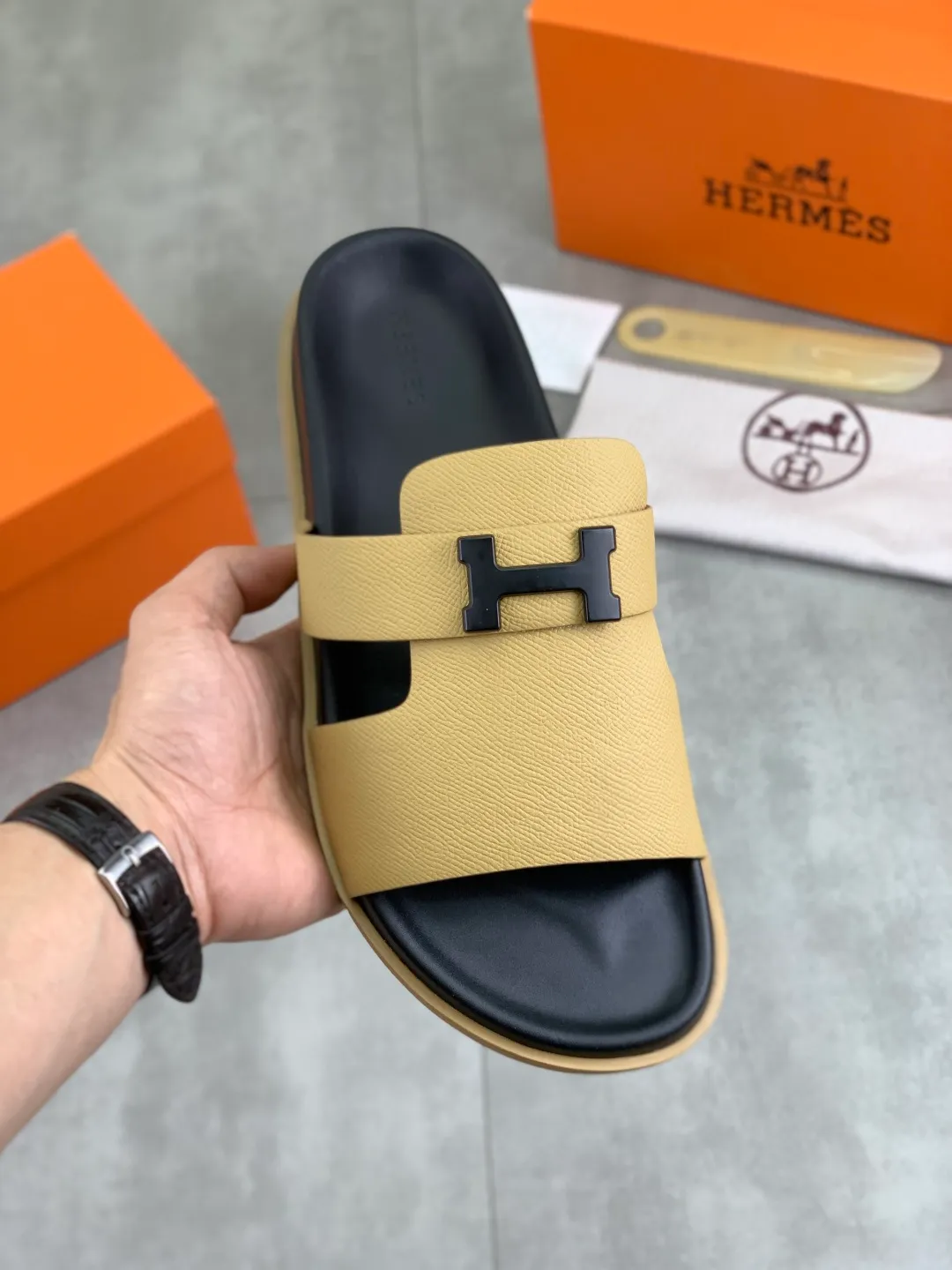 Men's shoes 💰P440 New [HERMES] high-end quality new Hermès slippers, made of imported cross-grain calfskin, wear-resistant and non-slip rubber outsole. Fashionable and elegant code number: 39-44 (38 45 46 customized)